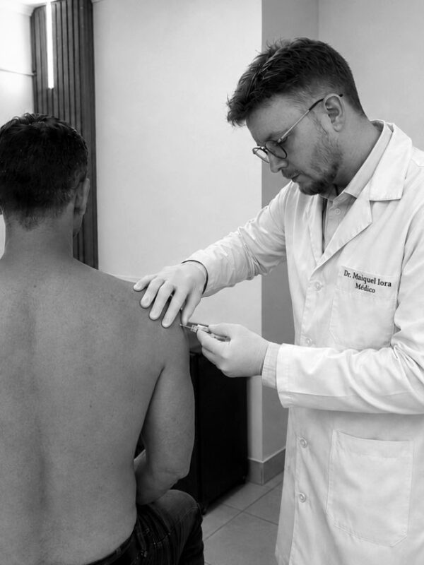 Dr. Maiquel realizando infiltração
